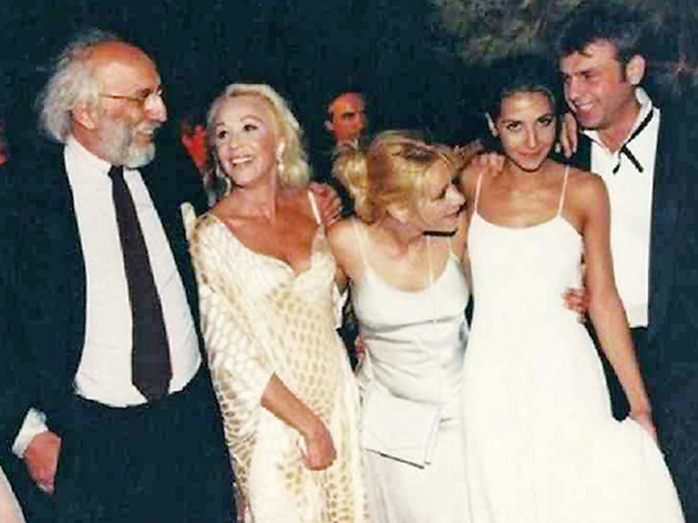 Μετά τον γάμο ο Αλέξανδρος Λυκουρέζος, η Ζωή Λάσκαρη, η Μάρθα Κουτουμάνου και οι νιόπαντροι Μαρία Ελένη Λυκουρέζου και Απόστολος Γκλέτσος