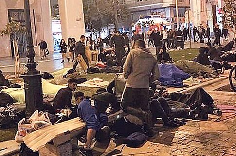 «Κάμπινγκ» προσφύγων η πλατεία Αριστοτέλους