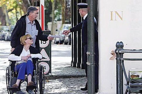 f1_-_4838276-6248931-samantha_markle_visits_kensington_palace_to_hand_a_letter_over_t-a-41_1538924416480