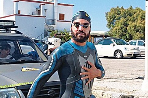 Θα πάει από τη Ρόδο στο Καστελόριζο κολυμπώντας !