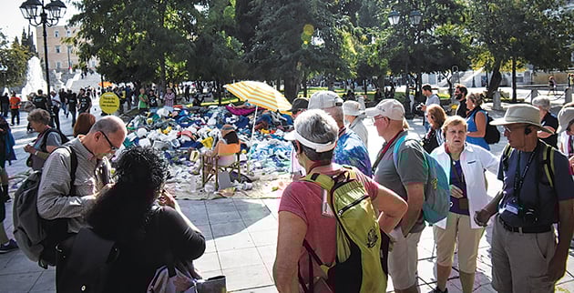 Τουρίστες παρακολουθούν απορημένοι την πρωτότυπη δράση