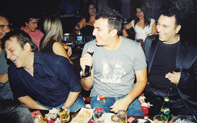 Σε μεγάλα κέφια με τον Γιώργο Δασκουλίδη (αριστερά) και τον Αντώνη Ρέμο (μέση)