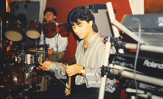 Στο ξεκίνημά του παίζοντας λύρα