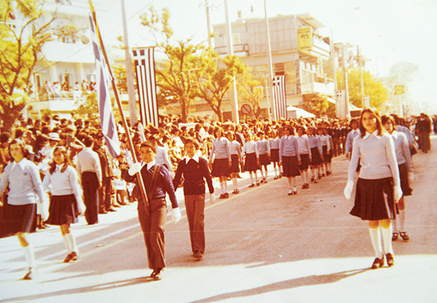 Σημαιοφόρος σε σχολική παρέλαση