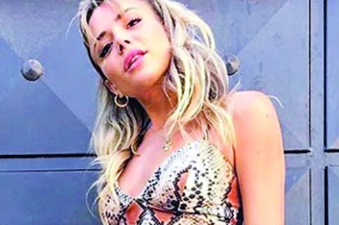 Αντρας του εαυτού της η sexy Ζοζεφίν