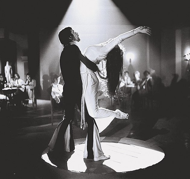 Στην αγκαλιά του Φώτη Μεταξόπουλου σε χορευτικό στιγμιότυπο από την ταινία «Η κόμησσα της Κέρκυρας»