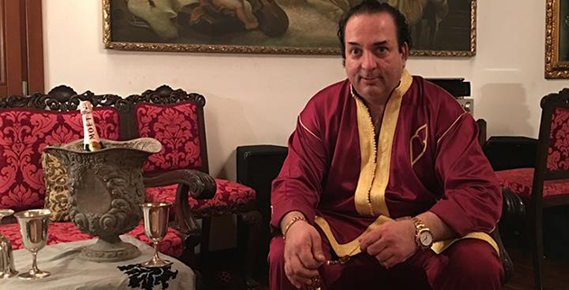 Με σαγιονάρες και ρόμπα ο «βασιλιάς του χρυσού» στο σαλόνι της βίλας του στη Σαρωνίδα