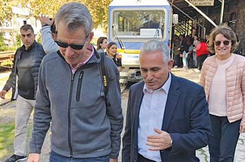Ο Αμερικανός πρέσβης ανέβηκε στα Καλάβρυτα με τον οδοντωτό
