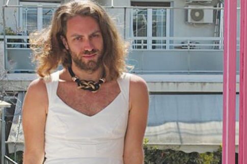 Το Jason Αντιγόνη κουρεύτηκε και έδωσε τα μαλλιά του για να φτιαχτεί περούκα