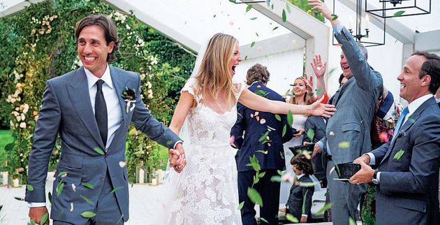 5697434-6346649-newlyweds_gwyneth_paltrow_shares_first_picture_of_her_wedding_to-a-56_1541173734825