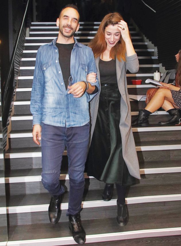 Αγκαζέ ο Πάνος Μουζουράκης με τη Μαρίζα Ρίζου