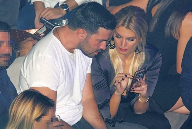 Η Κωνσταντίνα Σπυροπούλου με τον φίλο της στο Κέντρο Αθηνών