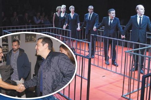 Με casual ντύσιμο στο θέατρο