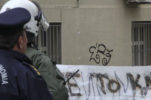 Επίθεση αντιεξουσιαστών σε αστυνομικούς στο Εφετείο Αθηνών!