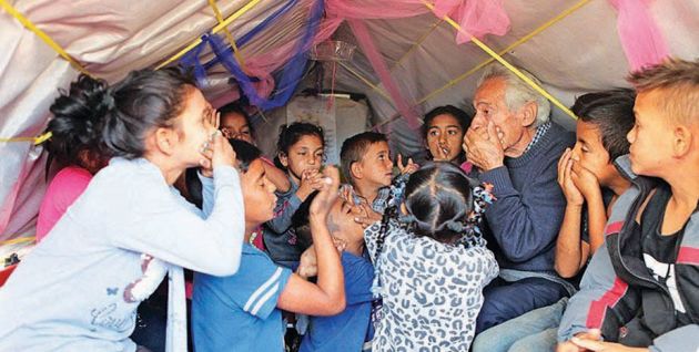 Ο ΘΕΟΛΟΓΟΣ μαζί με τους μικρούς μαθητές του