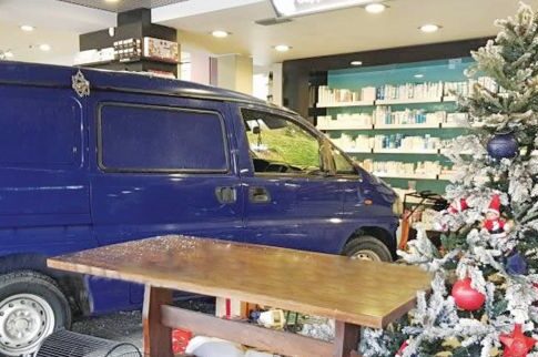 Ηλικιωμένος μπούκαρε με βανάκι σε φαρμακείο