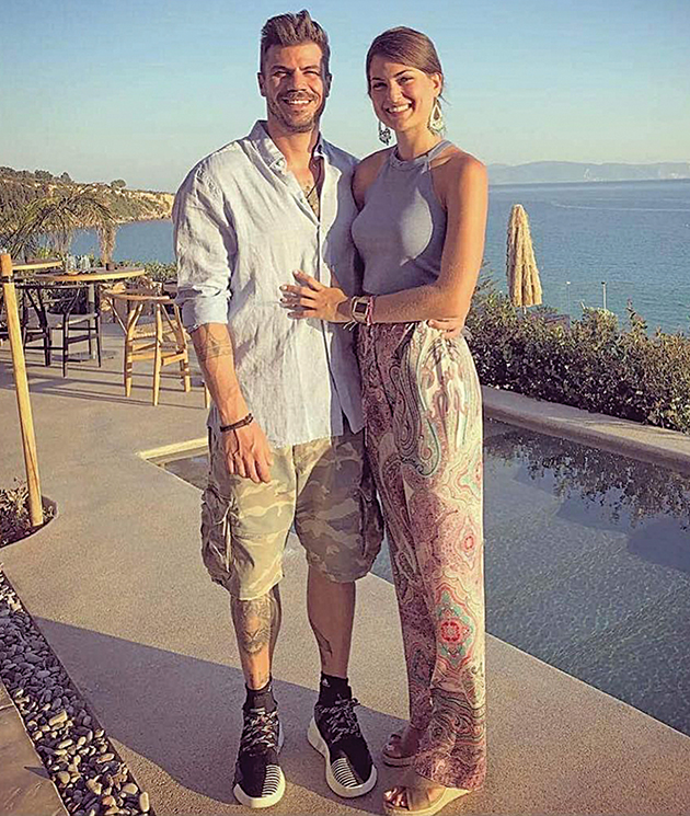 Χαμογελαστοί δίπλα σε πισίνα ο Ακης Πετρετζίκης με τη Φωτεινή Παπαλεωνιδοπούλου