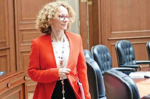 Οργισμένη με τους Ελληνες που τραγουδούν το «Μακεδονία ξακουστή» η υπουργός Αμυνας των Σκοπίων και «υπάλληλος» του Σόρος