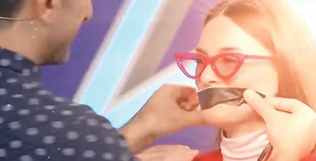 Ο Στέλιος Κουδουνάρης τής κλείνει το στόμα