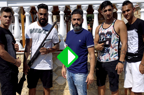 «Μπουμπούκια» Ρομά κόμπαζαν on camera για τα ναρκωτικά που πουλούσαν