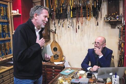Ενα κομπολογάκι δώρο για τον υποψήφιο δήμαρχο Αθήνας
