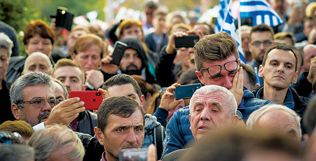 Δάκρυα από το πλήθος που παρακολουθεί την πομπή