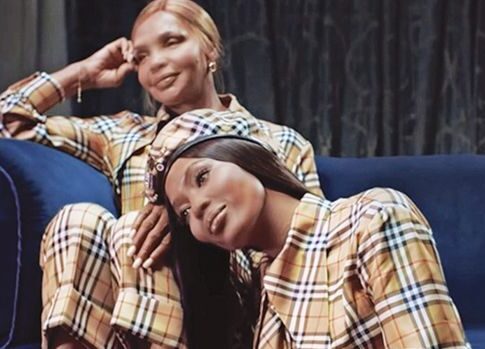 «Μούσες» της Burberry η Κάμπελ και η μητέρα της