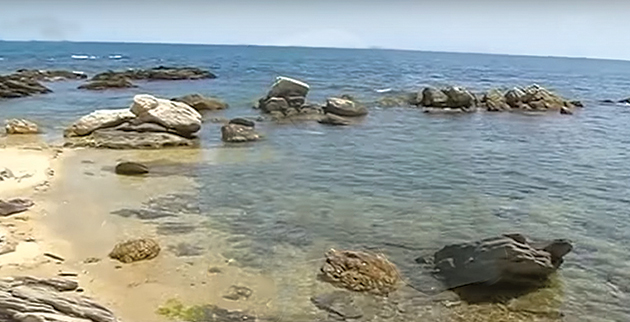 Τα βράχια όπου βρέθηκε το πτώμα της 55χρονης