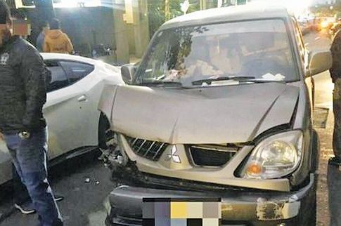 Ερανος για φτωχόπαιδο από την Ταϊβάν που έκανε σμπαράλια τρεις Ferrari, όταν το πήρε ο ύπνος στο τιμόνι λόγω εξάντλησης