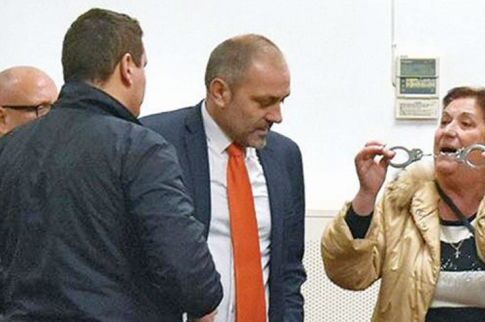 Γιαούρτια στο δημοτικό συμβούλιο Κέρκυρας