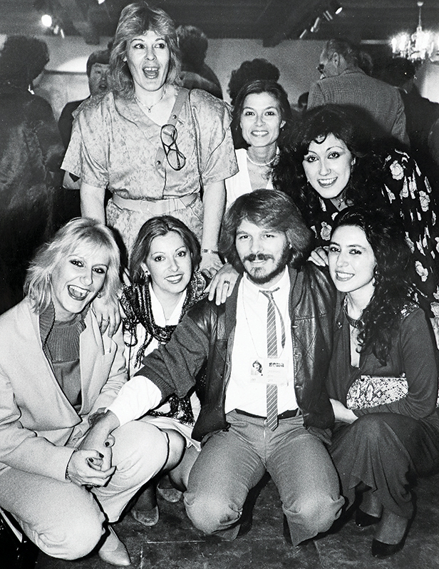 ΧΑΜΟΓΕΛΑΣΤΟΙ • Με τη Μάρω Μπιζάνη, στιχουργό του «Μοιάζουμε» (όρθια), και άλλες συναδέλφους του