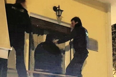 «Ντου» αστυνομικών από μπαλκονόπορτα για να σώσουν ανήμπορη γιαγιούλα
