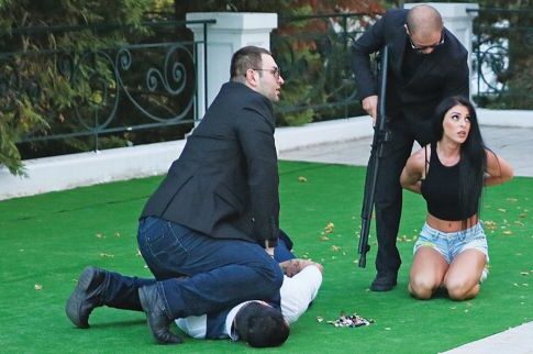 Ελληνίδα πορνοστάρ στα χέρια κακοποιών