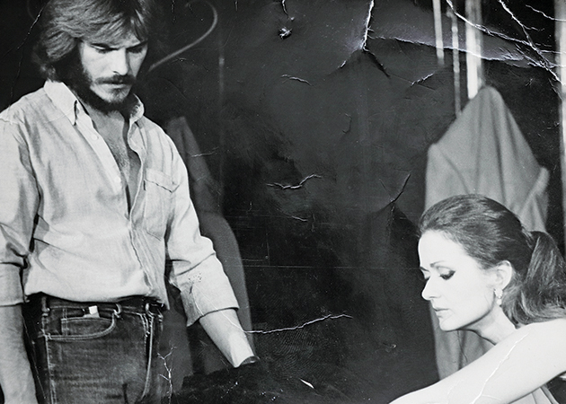 ΣΤΟ ΣΑΝΙΔΙ • Από τη θεατρική συνεργασία του με την Κάτια Δανδουλάκη