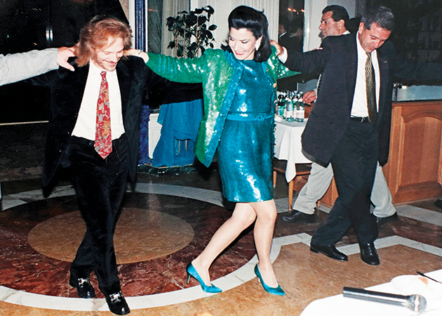 ΣΥΡΤΑΚΙ • Γιορτάζοντας με χορό την ανάληψη των Ολυμπιακών 2004 με τη Γιάννα Αγγελοπούλου και τον Δ. Αβραμόπουλο