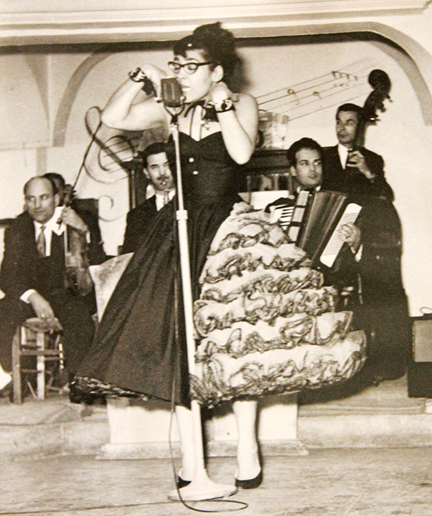 Τραγουδώντας σε κέντρο διασκέδασης