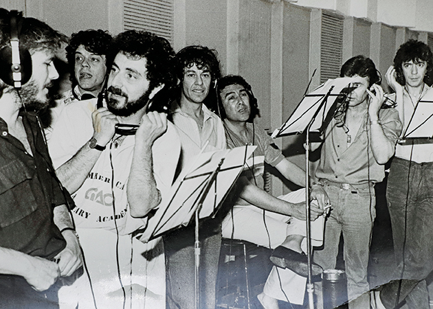 Στο στούντιο μαζί με Βλάσση Μπονάτσο, Τόλη Βοσκόπουλο, Κώστα Τουρνά, Γιώργο Πολυχρονιάδη κ.ά.