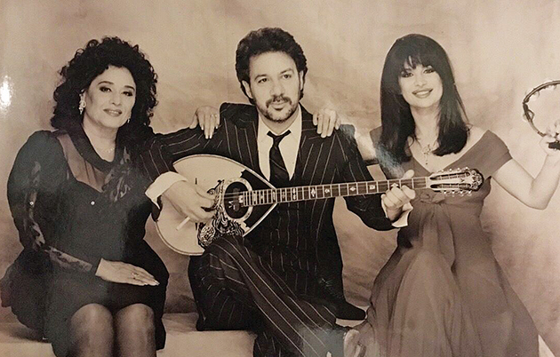 Σε μουσικό σχήμα με τον Αντώνη Βαρδή και τη Γιώτα Λύδια