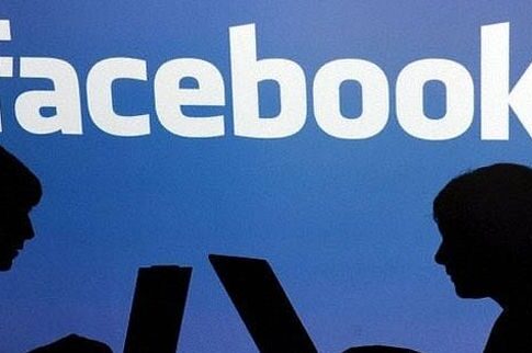 Αυστραλία: 23χρονη λέει ότι το facebook μας κρυφακούει