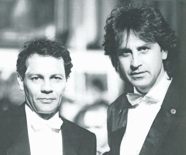 Με φράκο και τον Σταύρο Ξαρχάκο στον Καθολικό Μητροπολιτικό Ναό του Αγίου Διονυσίου