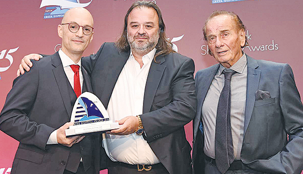 Ο Μάριος και ο Παναγιώτης Ηλιόπουλος παραλαμβάνουν το βραβείο από τον Κυριάκο Μητσοτάκη της Five Oceans Salvage