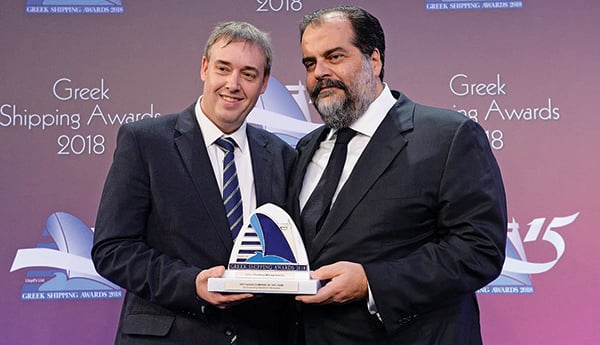 Ο Νικόλας Δ. Πατέρας (δεξιά) κρατώντας το σημαντικό βραβείο