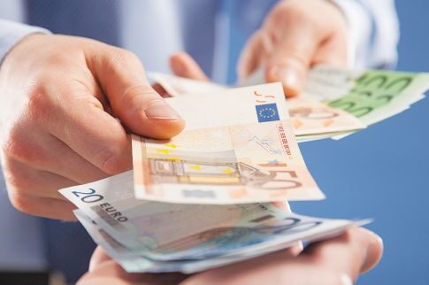 Χειροπέδες σε απατεώνα λογιστή, που πήγε να «τσιμπήσει» 6.000 € από γιατρό, δήθεν για να τον γλιτώσει από πρόστιμο της Εφορίας