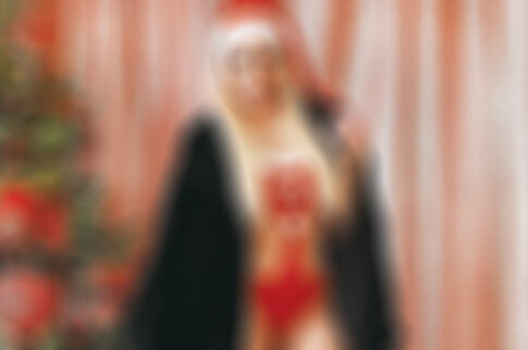 Εορταστική και sexy η Μιζεράκη