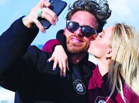 Φόρεσαν το ίδιο μπλουζάκι και έβγαλαν selfie