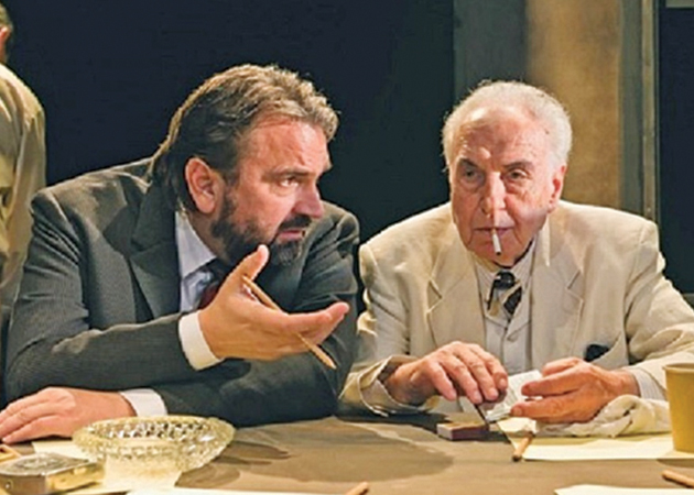 Ο Τρύφων Καρατζάς στη θεατρική παράσταση «Οι 12 ένορκοι» με τον Χριστόδουλο Στυλιανού