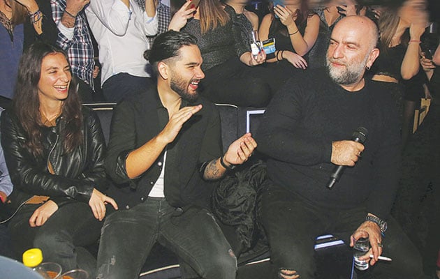 Το μικρόφωνο στο ιδρυτικό μέλος των Πυξ Λαξ