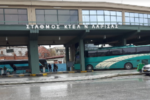 Την πλάκωσε στο ξύλο προτού μπει στο λεωφορείο και έφυγε