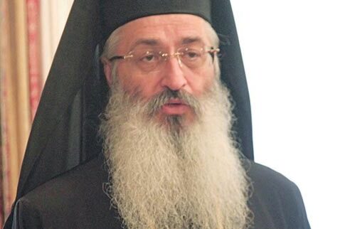 Κερνάει καφεδάκι τους μαθητές μετά τη λειτουργία ο μητροπολίτης Αλεξανδρούπολης