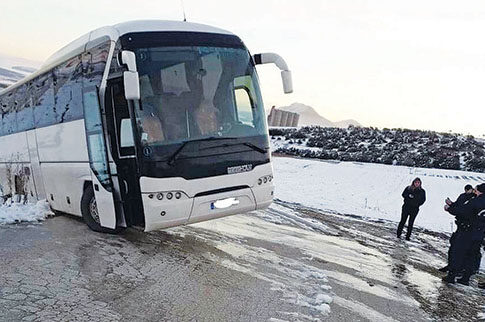 Τρόμος για μαθητές στα Φάρσαλα, όταν έκανε «πατινάζ» το λεωφορείο τους
